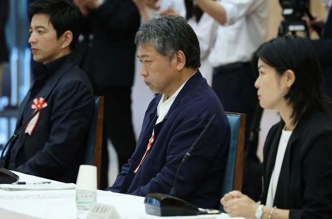 Film director Hirokazu Kore-eda, center, attends a joint meeting of the Public-Private Council on the Content Industry and its Strategic Planning Committee for Films on Sept. 9 at the prime minister’s office in Tokyo. (Takeshi Iwashita)